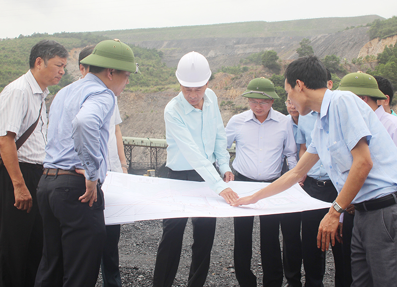 Bí thư Tỉnh ủy Nguyễn Văn Đọc kiểm tra bản đồ dự án.