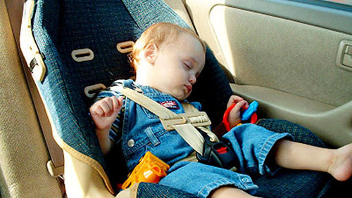 Nhiệt độ tăng cao trong xe hơi có thể khiến trẻ nhỏ tử vong. Ảnh: CBSnews. 
