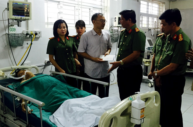 Đại tá Đinh Tiến Quân, Giám đốc Công an tỉnh Lào Cai, đến thăm trung úy Đoàn Văn Minh. Ảnh: H.X.
