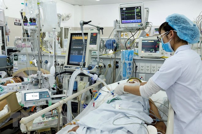 Cấp cứu cho bệnh nhân tại Bệnh viện Bạch Mai. (Ảnh: TTXVN/Vietnam+)