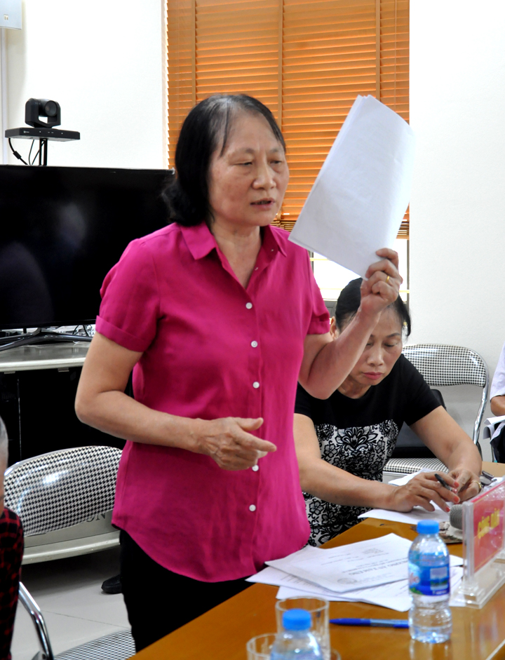 Bà Trần Thị Thu trú tại tổ 10, khu 3, phường Hồng Gai, TP Hạ Long trình bày nội dung khiếu nại tại buổi đối thoại. 