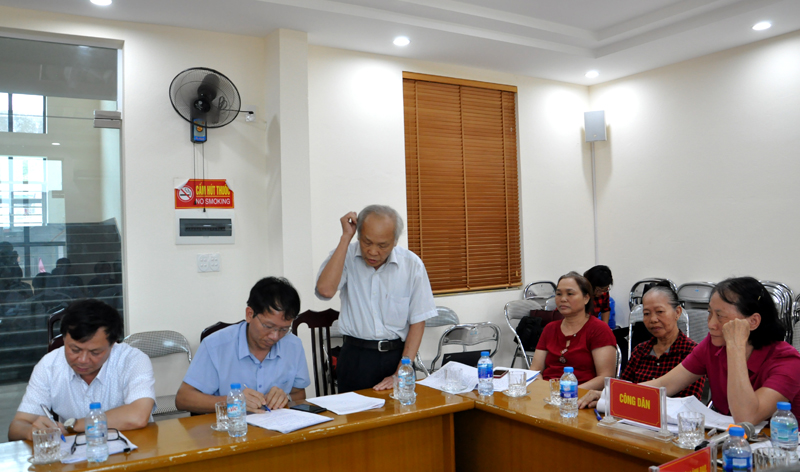 Ông Đỗ Xuân Phú, nguyên Phó Chủ tịch UBND phường Yết Kiêu, nhân chứng do bà Thu giới thiệu phát biểu ý kiến tại buổi đối thoại.