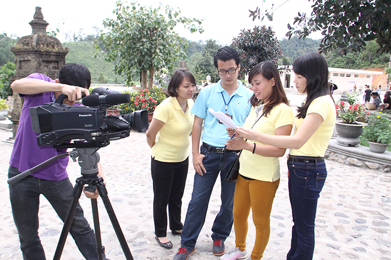 Tiến sĩ Phan Thị Huệ (ngoài cùng, bên phải) cùng nhóm nghiên cứu thảo luận chọn cảnh quay tại chùa Lân (Yên Tử)  đưa vào bộ phim mẫu dành cho Hướng dẫn viên du lịch tại Quảng Ninh.  