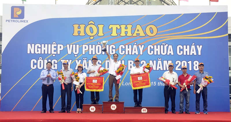 Đồng chí Nguyễn Văn Sự, Phó Tổng giám đốc Tập đoàn xăng dầu Việt Nam trao giải toàn đoàn cho các đơn vị.
