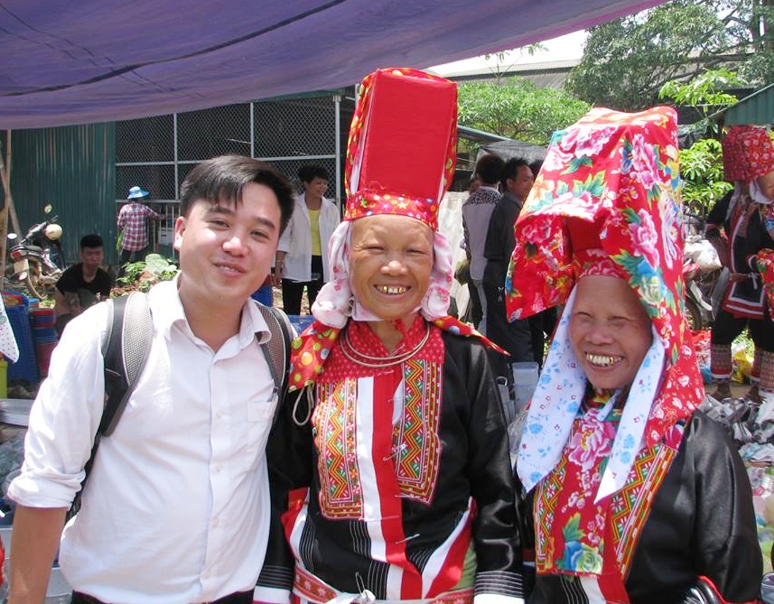 CTV Long Vũ trong một lần trải nghiệm thực tế và gặp gỡ với đồng bào dân tộc ở Bình Liêu.
