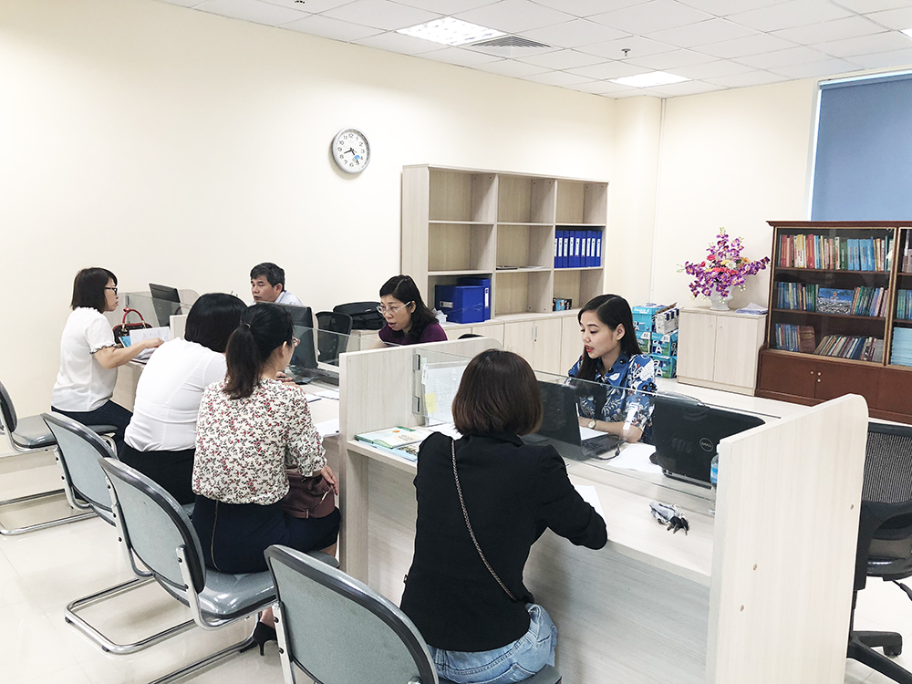 Cán bộ Cục Thuế tỉnh hỗ trợ trực tiếp người nộp thuế trên địa bàn TP Cẩm Phả, ngày 20/4/2018.
