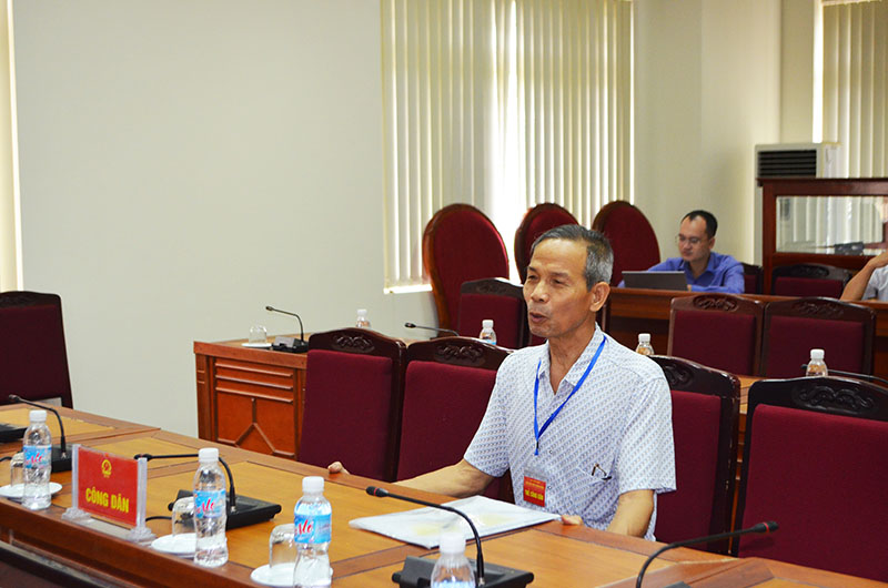 Ông Nguyễn Nhân Nghi, trú tại xã Yên Thọ, TX Đông Triều trình bày nội dung kiến nghị với hội đồng tiếp công dân