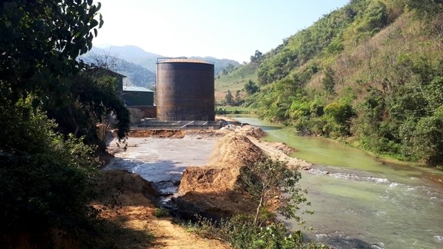 Bể thải của Nhà máy chế biến tinh bột của Công ty CP tinh bột Hồng Diệp - Điện Biên bị vỡ vào sáng 15-1.