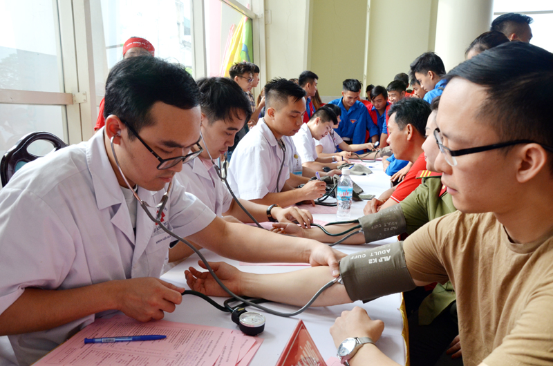 Đội ngũ bác sĩ Bệnh viện Đa khoa tỉnh khám lâm sàng cho những người tham gia hiến máu