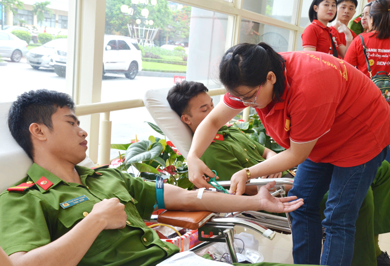 ĐVTN công an tỉnh tham gia hiến máu tại ngày hội hiến máu 