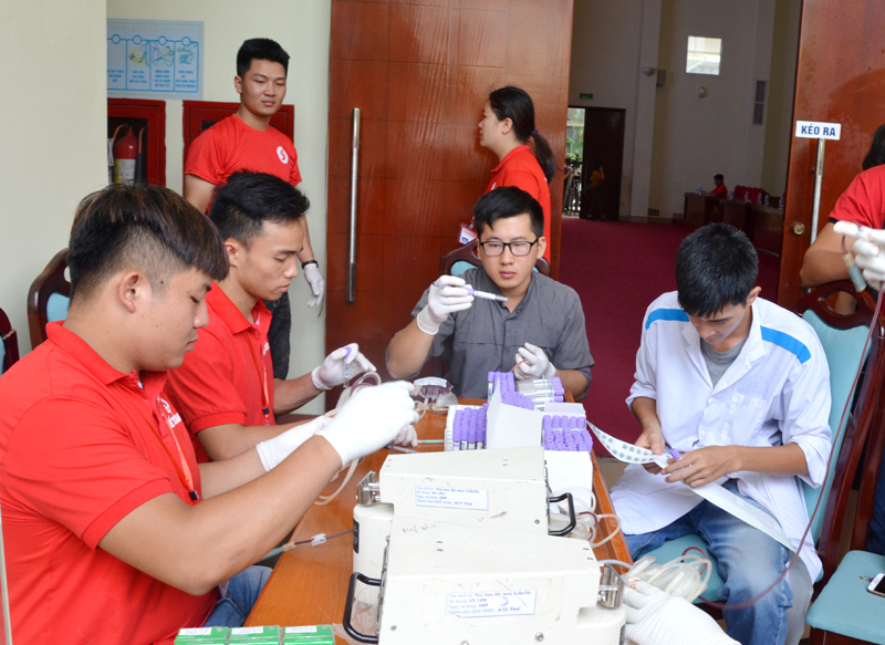 Các tình nguyện viên của chương trình tiếp nhận máu vừa được hiến tặng tại chương trình