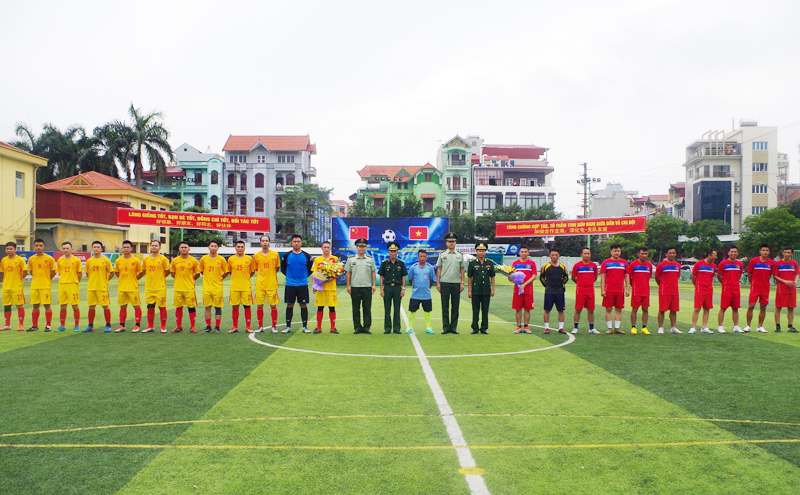 Đồn Biên phòngCKQT Móng Cái (Việt Nam) và Chi đội Công an Biên phòng TP Phòng Thành Cảng (Trung Quốc) giao lưu bóng đá
