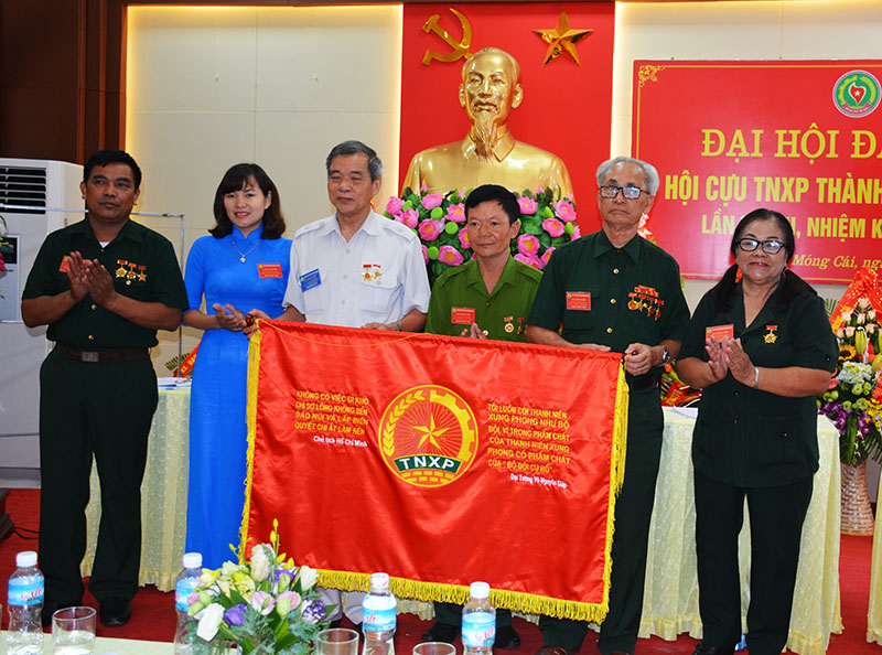 Hội cựu TNXP Tỉnh Quảng Ninh tặng bức trướng cho Hội Cựu TNXP TP Móng Cái.