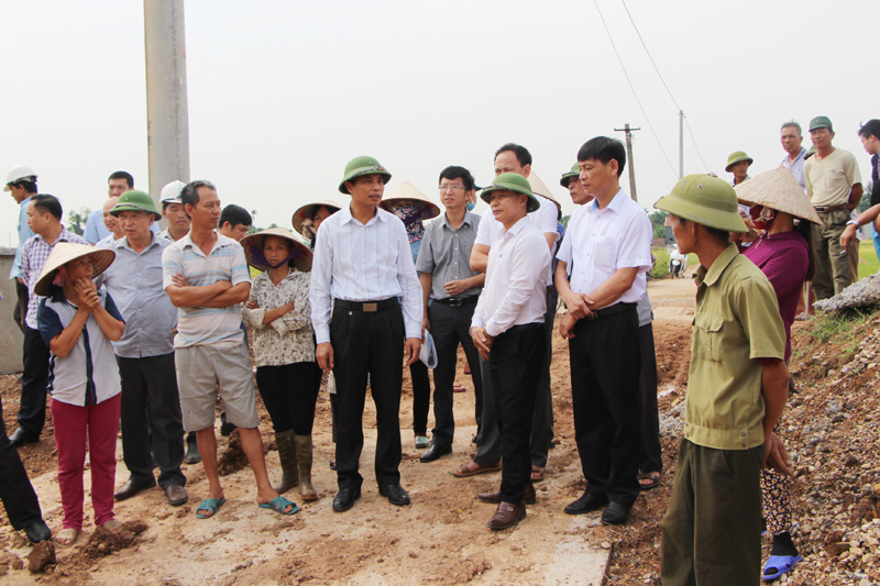 PCT UBND tỉnh Vũ Văn Diện đi kiểm tra thực địa  đường hầm chui qua đường cao tốc Hạ Long – Hải Phòng (đoạn qua địa bàn phường Yên Hải) 