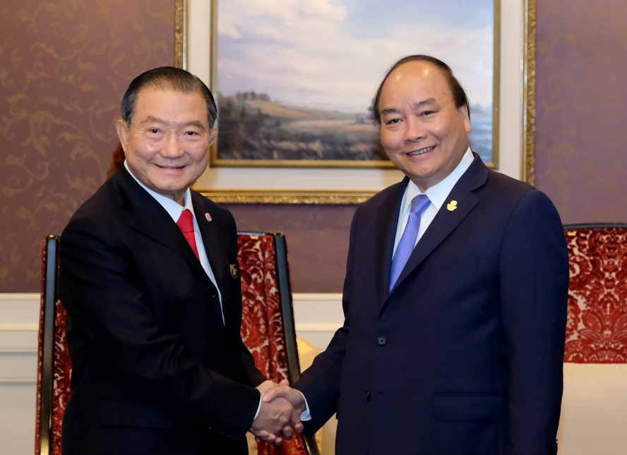 Thủ tướng Nguyễn Xuân Phúc và ông Charoen Sirivadhanabhakdi, Chủ tịch Tập đoàn ThaiBev. - Ảnh: VGP/Quang Hiếu