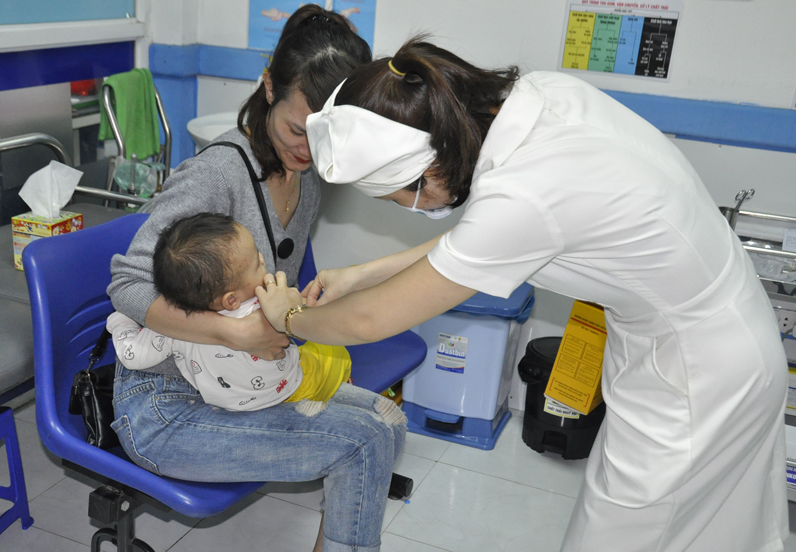 Tiêm phòng thuỷ đậu cho trẻ là cách tốt nhất để phòng bệnh giời leo (Zona) sau này (trong ảnh: Tiêm phòng tại Trung tâm Kiểm soát bệnh tật Quảng Ninh).