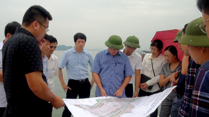 Lãnh đạo và các cơ quan chức năng của huyện Vân Đồn kiểm tra thi công dự án của Công ty CP Đầu tư xây dựng đô thị Phương Đông.