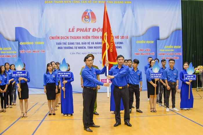 Bí thư Tỉnh Đoàn Lê Hùng Sơn trao cờ lệnh, giao nhiệm vụ chiến dịch tình nguyện hè năm 2018 cho đại diện ĐVTN Quảng Ninh.