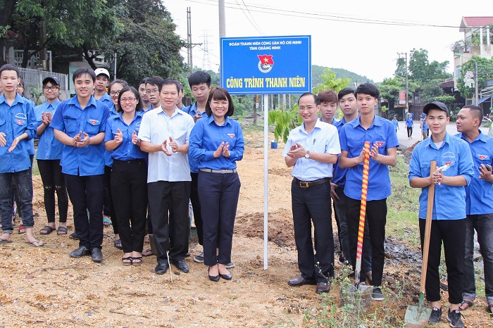 ĐVTN trồng cây xanh tại Công trình thanh niên khu 4, phường Mông Dương, TP Cẩm Phả.
