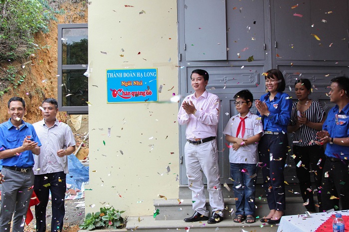 Các đại biểu tham dự gắn biển công trình “Ngôi nhà khăn quàng đỏ” cho em Phạm Quang Minh, học sinh trưởng TH Quang Trung (Hạ Long).