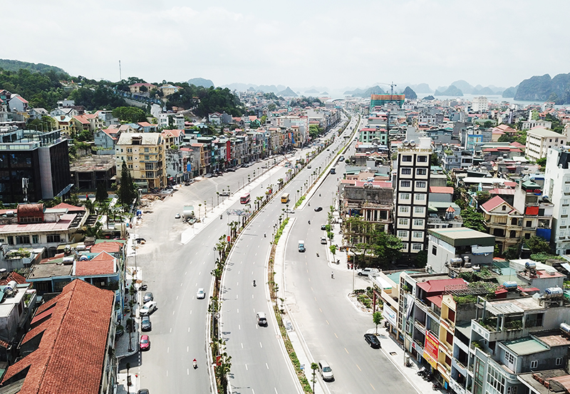 Tuyến đường Nguyễn Văn Cừ được đã cải tạo nâng cấp thành 8 làn xe.