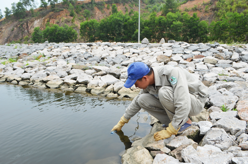 Lấy mẫu kiểm tra chất lượng xử lý nước thải  tại Trạm xử lý nước thải phường Bãi Cháy (TP Hạ Long)