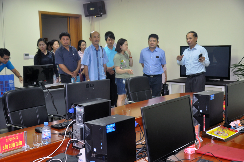 Đoàn công tác Cục Báo chí Lào thăm mô hình “Trung tâm hội tụ” của Báo Quảng Ninh (7-10-2017). Ảnh Quang Minh