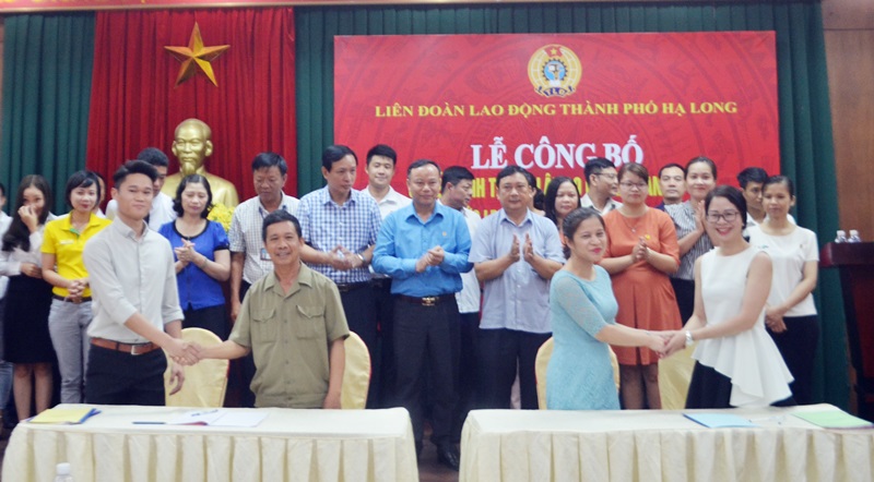 Lãnh đạo LĐLĐ tỉnh và TP Hạ Long chứng kiến lễ ký kết Thỏa ước lao động tập thể trên địa bàn TP Hạ Long nhân dịp Tháng công nhân năm 2018.