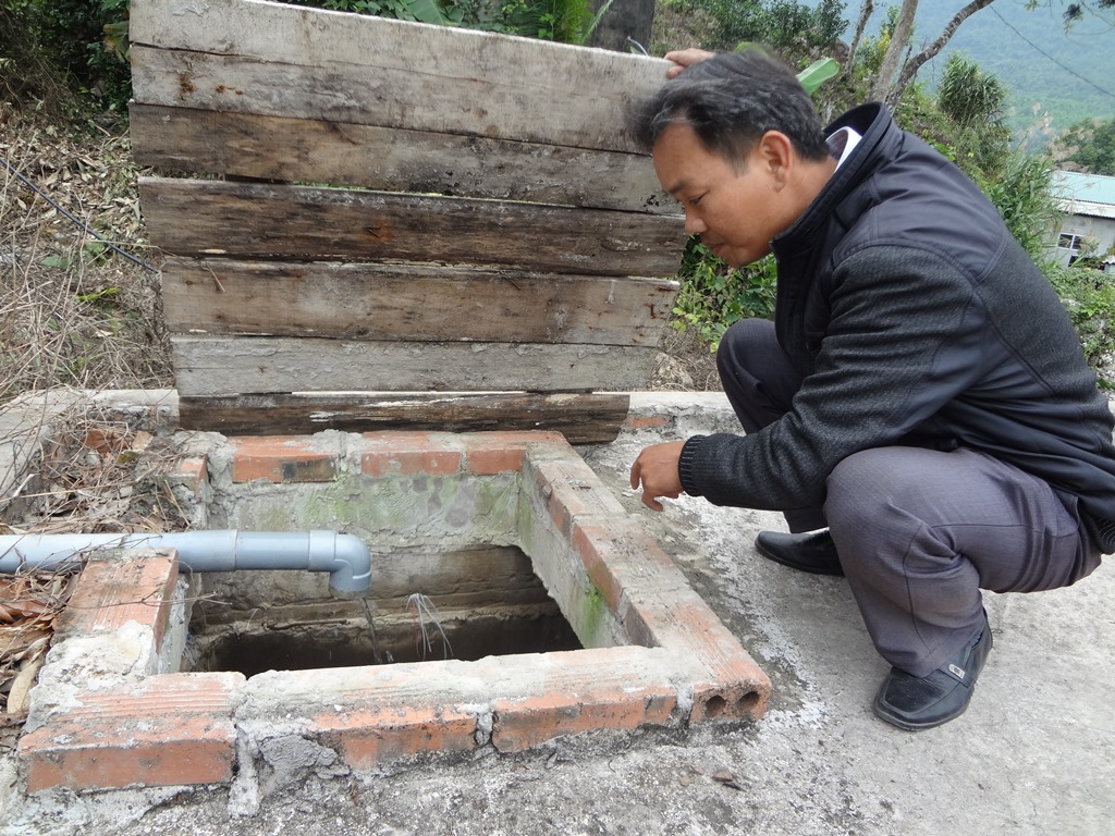 Cán bộ thôn Đài Làng, xã Vạn Yên, huyện Vân Đồn kiểm tra bể nước hợp vệ sinh tập trung của thôn