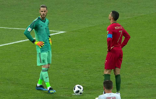 De Gea dùng thêm đòn tâm lý, nhưng Ronaldo không để tâm. Ảnh: BBC.