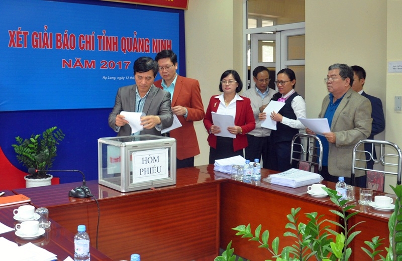 Hội đồng xét giải Báo chí Quảng Ninh năm 2017 bỏ phiếu xếp hạng các tác phẩm. Ảnh Minh Hà