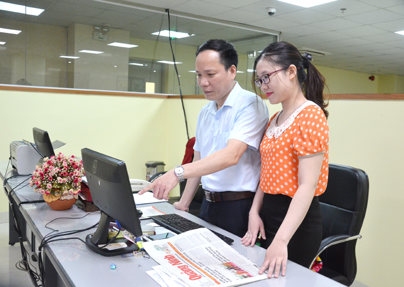 Nhà báo Đàm Minh Tuấn, trưởng phòng Công nghệ - Truyền thông Báo Quảng Ninh trao đổi, góp ý nghiệp vụ cho con gái Đàm Vân Anh về một bài viết