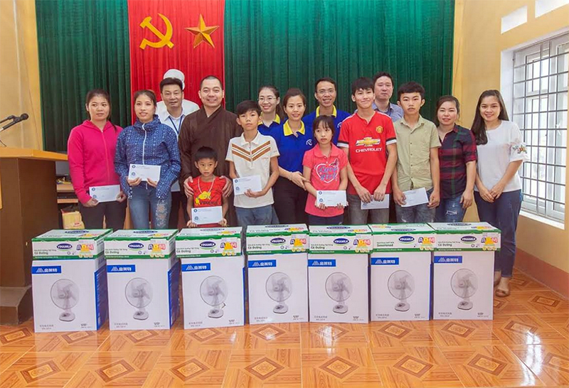 Đoàn thiện nguyện tặng quà trẻ em có hoàn cảnh đặc biệt tại xã Tân Dân (huyện Hoành Bồ).