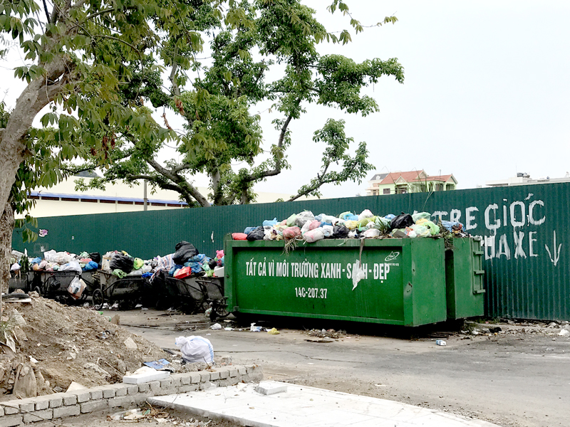 Điểm tập kết rác gần chợ Hạ Long 3, khu 8, phường Hồng Hải luôn trong tình trạng quá tải. 