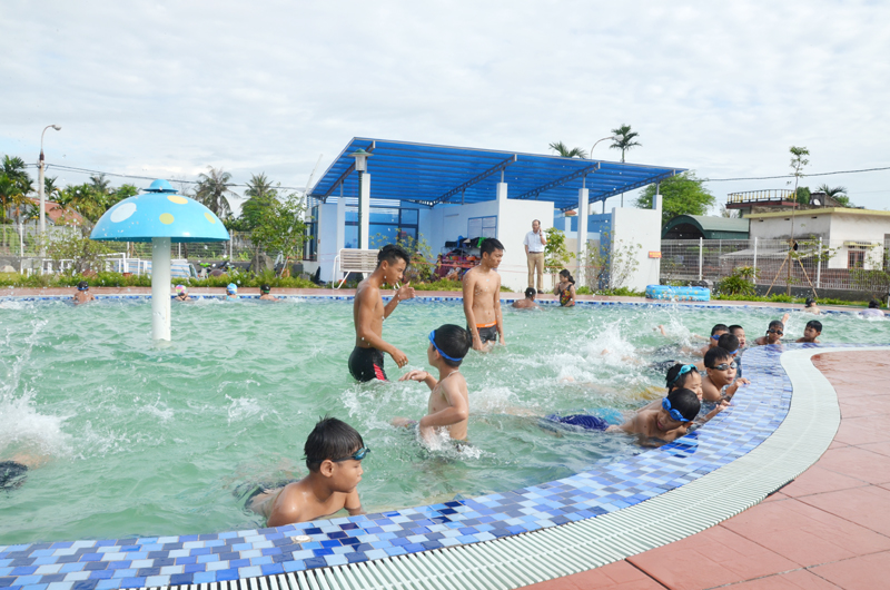 Trẻ em học bơi tại Trung tâm Văn hóa Thể thao phường Xuân Sơn, TX Đông Triều - đây cũng là công trình được đầu tư nguồn xã hội hóa