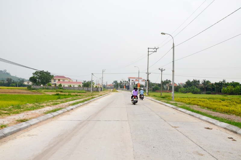 Đường giao thông và điện  chiếu sáng của xã Hồng Phong được đầu tư hoàn thiện, đồng bộ gắn với lộ trình lên phường