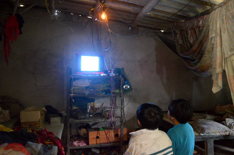 Trẻ em tại xã Quảng Sơn, huyện Hải Hà xem chương trình ti-vi bằng thiết bị thu đầu truyền hình số theo Dự án Hỗ trợ thiết bị thu truyền hình số cho người dân các xã khu vực biên giới tỉnh Quảng Ninh. 