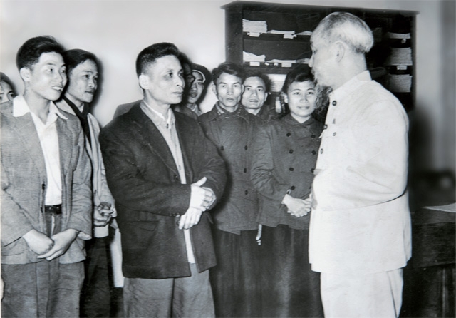 Bác Hồ thăm và chúc Tết cán bộ phóng viên Báo Nhân Dân năm 1957. Ảnh | TƯ LIỆU