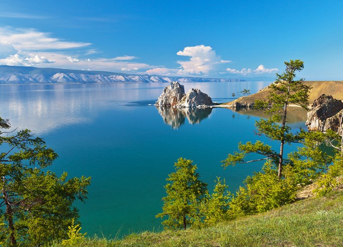   Hồ Baikal, Siberia: Hồ nước ngọt lâu đời nhất và sâu nhất hành tinh lôi cuốn bởi những làn nước xanh trong và khung cảnh thiên nhiên tuyệt đẹp.