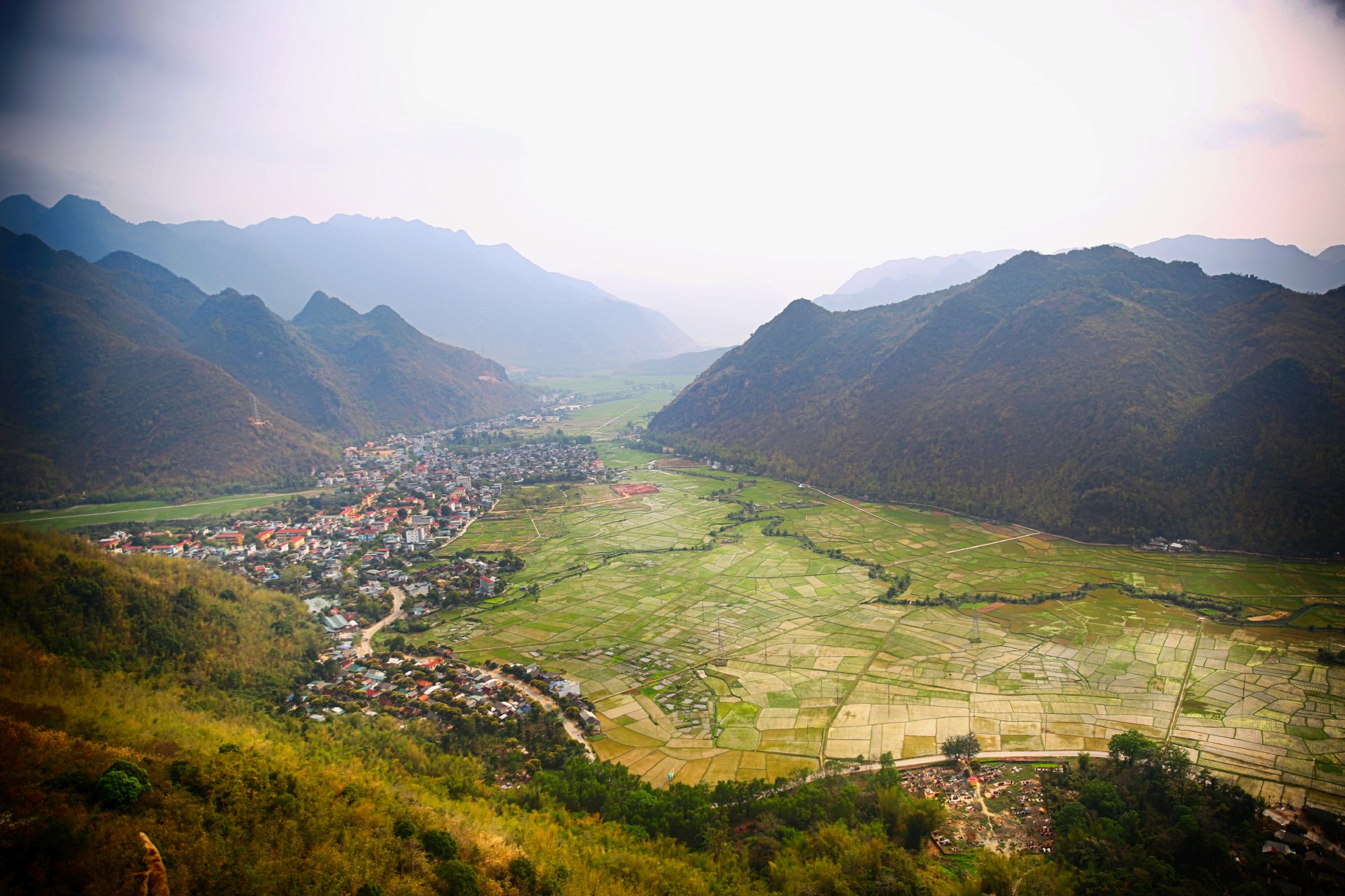 Thung lũng Mai Châu với cánh đồng rộng lớn.