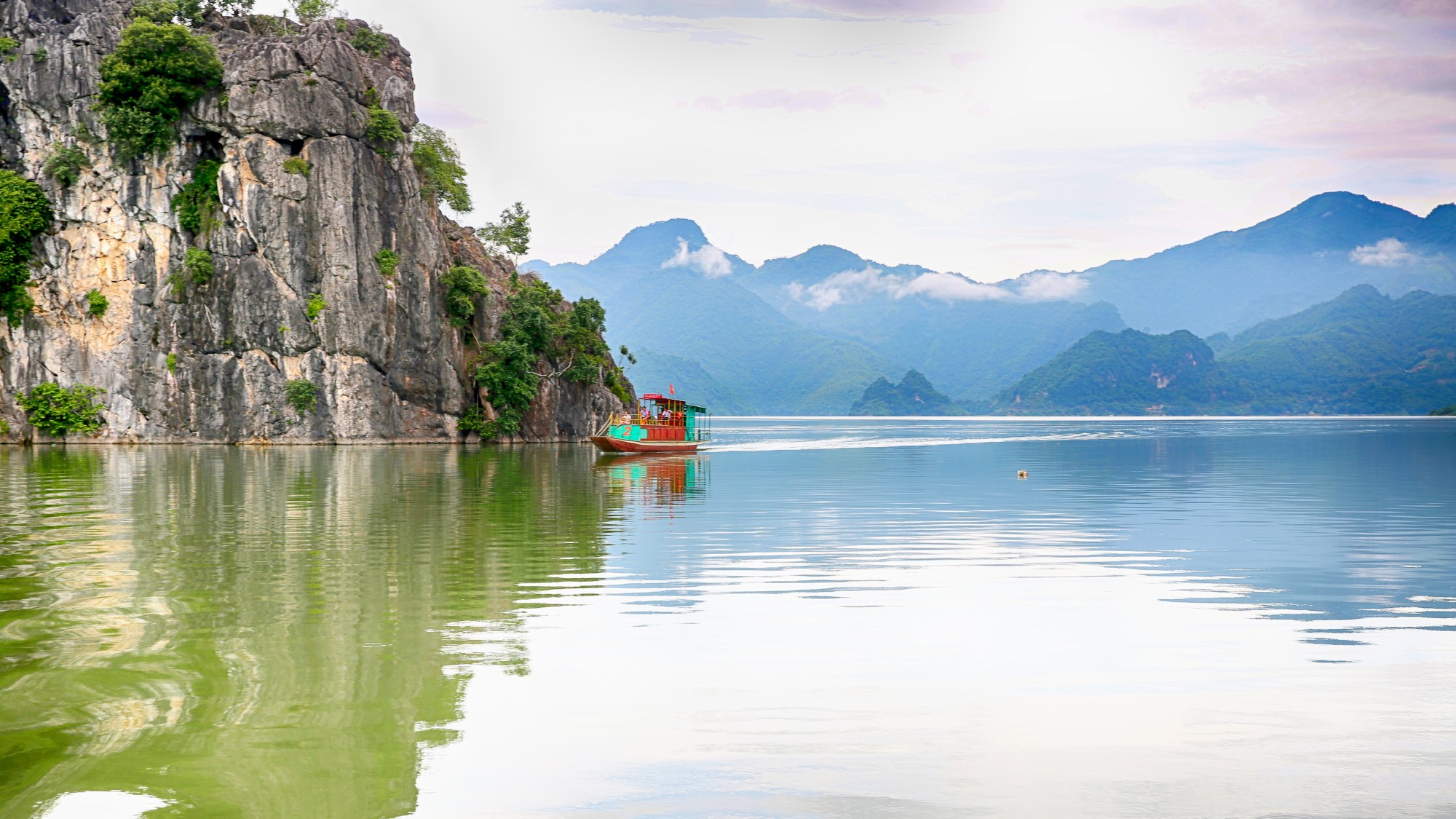 Hồ Sông Đà được mệnh danh là Hạ Long thu nhỏ với những ngọn núi đá mọc lên giữa lòng hồ.