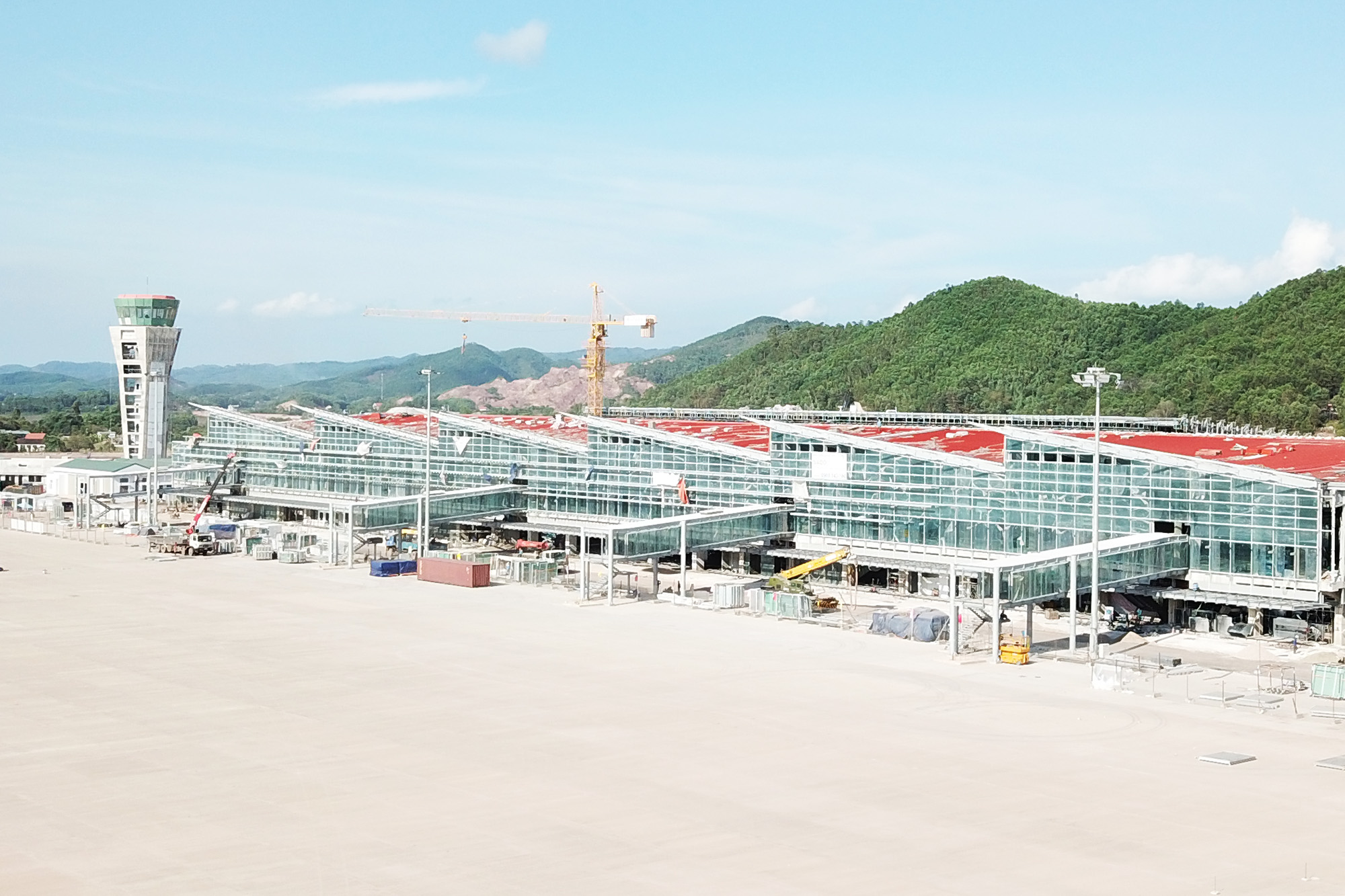 Cảng hàng không quốc tế Vân Đồn sẽ bay hiệu chỉnh vào tháng 7/2018 và hoàn thành, đón chuyến bay thương mại đầu tiên vào cuối năm 2018.