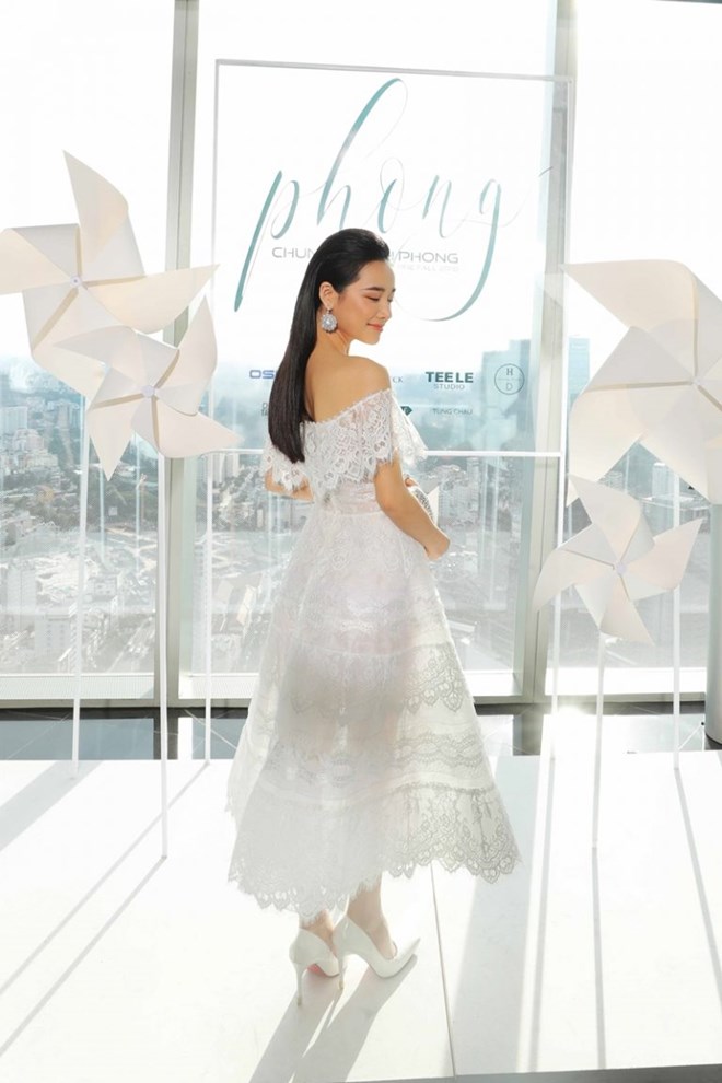 Lần xuất hiện mới nhất ở show diễn nhà thiết kế Chung Thanh Phong, Nhã Phương đẹp dịu dàng trong đầm trắng. Trước những câu hỏi liên quan đến phim ''Hậu duệ Mặt Trời,'' cô khéo léo từ chối đưa ra câu trả lời.