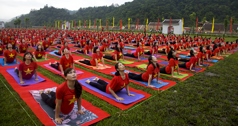 800 người đã tham gia chương trình đồng diễn Yoga tại Trung tâm Văn hóa Trúc Lâm Yên Tử (TP Uông Bí).
