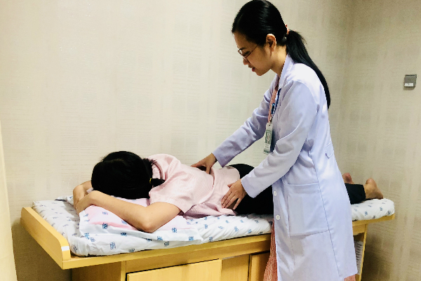 Bác sĩ đang thăm khám bệnh nhân bị đau lưng tại Bệnh viện Đại học Y Dược TP HCM. Ảnh: N.P.