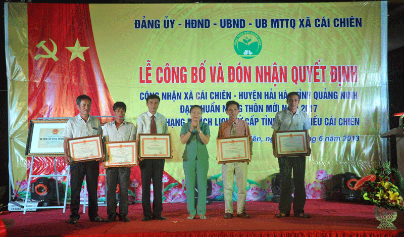 Huyện Hải Hà khen thưởng cho các tập thể, cá nhân có thành tích xuất sắc trong phong trào xây dựng NTM tại xã Cái Chiên.
