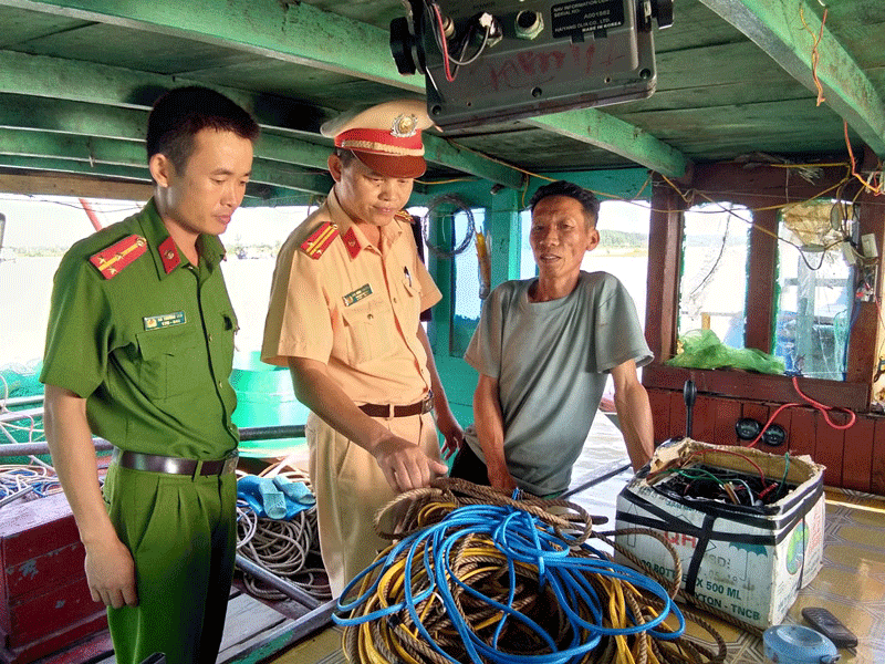Các lực lượng chức năng của huyện Đầm Hà ra quân kiểm tra, xử lý những vi phạm trong khai thác thủy sản.