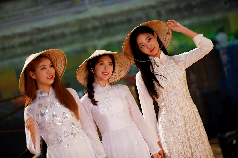 Momoland đã sẵn sàng trở lại đường đua Kpop sau thành công của bản hit Bboom Bboom phát hành dịp đầu năm. Nhóm sẽ trở lại với album Fun To The World và ca khúc chủ đề Baam vào 26/6. 