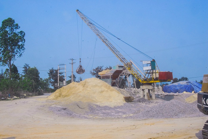 Một điểm tập kết cát, sỏi làm vật liệu xây dựng phục vụ dự án nâng cấp đê Quan Lạn (huyện Vân Đồn).