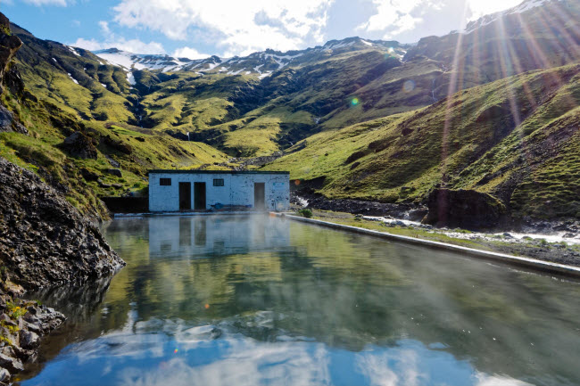 Seljavallalaug, Iceland: Bể bơi nước nóng hẻo lánh nằm dưới chân các ngọn đồi ở miền nam Iceland. Khi ngâm mình trong nước nóng tự nhiên ở đây, du khách có cảm giác chỉ có một mình trên hành tinh này.